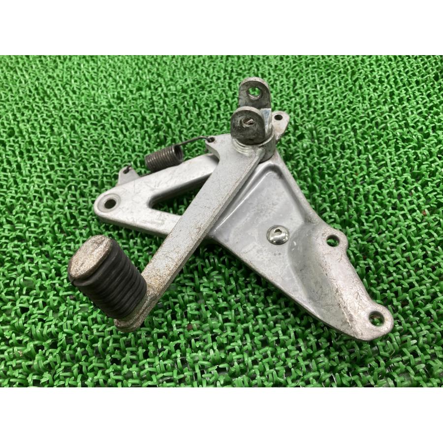 GSX-R400R ステップ 右 33C スズキ 純正 バイク 部品 GK76A メインステップ ブレーキペダル 曲がり無し 品薄 車検 Genuine 【中古】 29 スズキ（SUZUKI） GSX-R400R ステップ 右 33C 純正 中古 バイク 部品