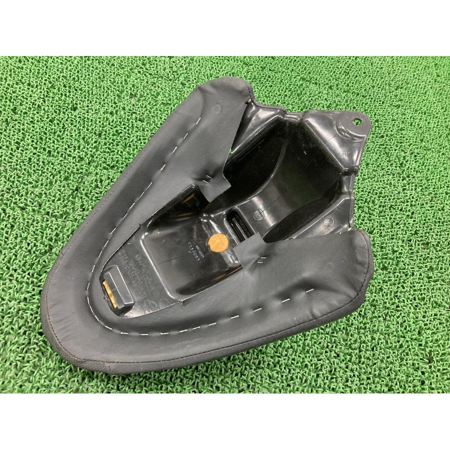VRSCA1130 タンデムシート 1HD1HAZ142K803*** ハーレー 純正 中古 バイク 部品 2000年式外し V-ROD ピリオンシート 破れ無し 品薄 58 VRSCA1130 タンデムシート 1HD1HAZ142K803*** ハーレー 純正 中古