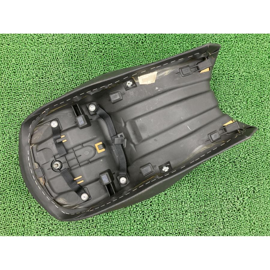 ディアベルクロモ シート ZDMG100ABCB012*** ドゥカティ 純正 2012年式外し ZDMG100A DIAVEL コンディション良好 破れ無し 【中古】 72 ディアベルクロモ シート ZDMG100ABCB012*** ドゥカティ 純正 中古