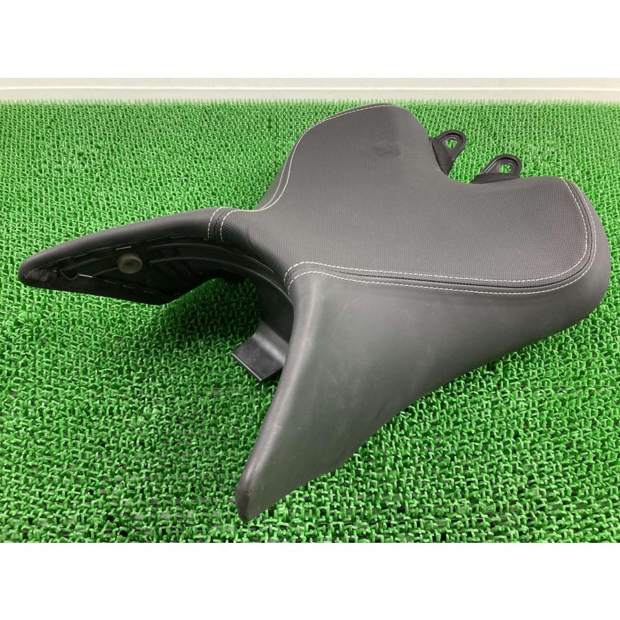 スピードトリプルS フロントシート 2303454 トライアンフ(TRIUMPH) 純正 中古 メインシート SpeedTripleS 修復素材に 品薄 zT TRIUMPH（トライアンフ） スピードトリプルS フロントシート 2303454