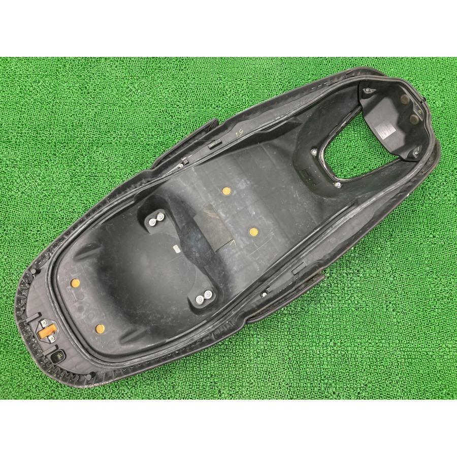 フォルツァSi シート K04 ホンダ 純正 中古 バイク 部品 MF12 バックレスト 修復素材や張り替えベースに 品薄 希少品 車検 Genuine 2 ホンダ（HONDA） フォルツァSi シート K04 純正 中古 バイク 部品 MF12