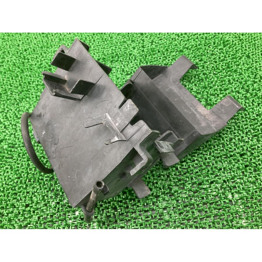 カワサキ ZXR250 バッテリーケース 32097-1137 純正 中古 バイク カワサキ ZXR250 バッテリーケース 32097-1137 純正 中古 バイク