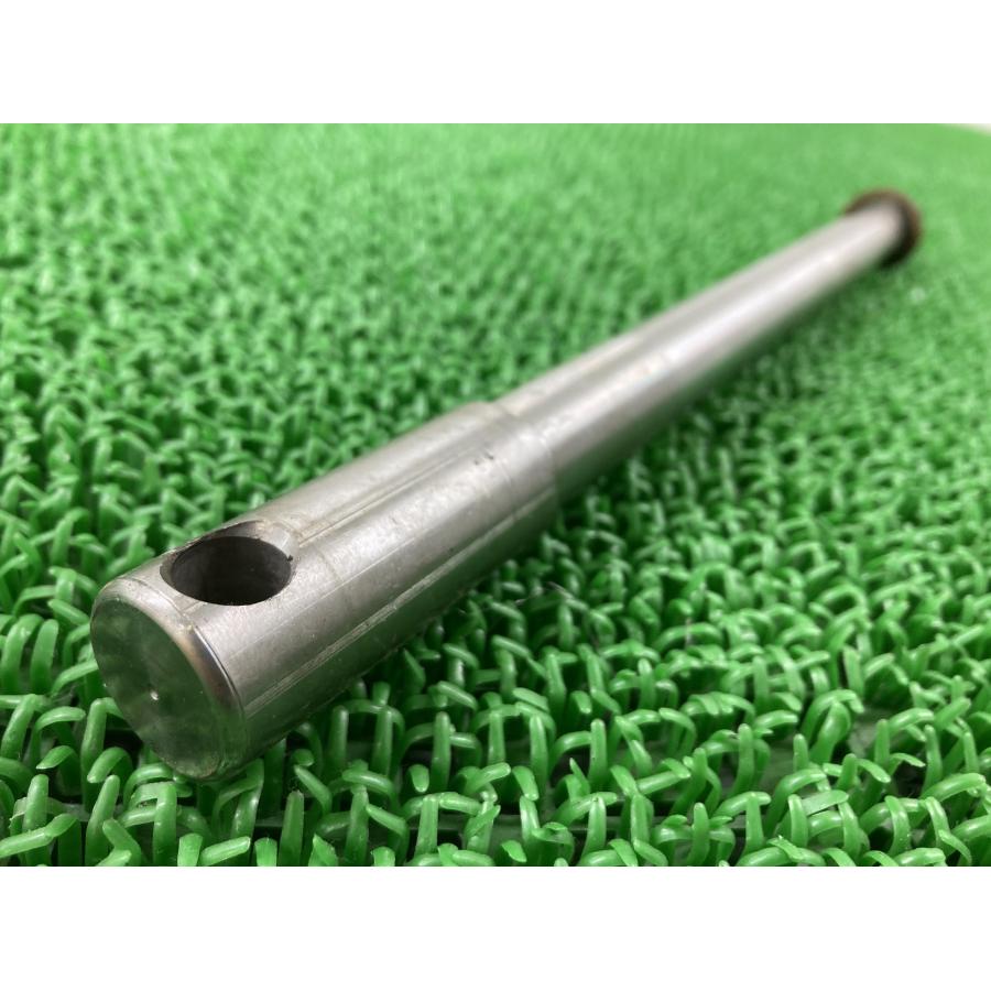 送料込み　カスタム　ハーレー　1974　　新品未使用品 フロントアクスルシャフト FL系 フロントアクスルシャフト ハーレー 純正 中古 バイク 部品