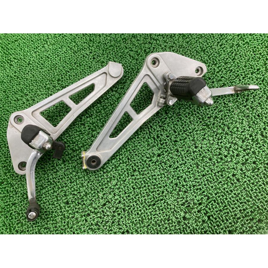 GB250クラブマン ステップ 左右 KL8 ホンダ 純正 中古 バイク 部品 MC10 修復素材やカスタム素材に 曲がり無し 品薄 希少品 車検 Genuine 74 ホンダ（HONDA） GB250クラブマン ステップ 左右 KL8 純正 中古 バイク