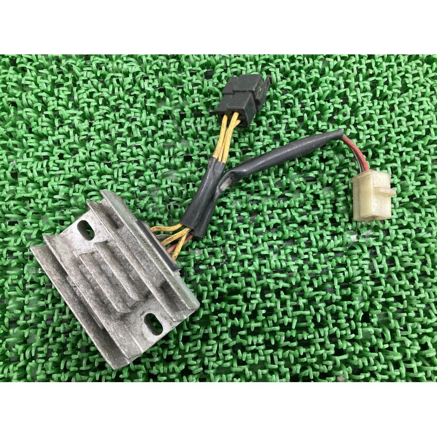 GSX250Sカタナ レギュレター スズキ 純正 バイク 部品 GJ76A レギュレーター レクチファイアー 希少品 品薄 車検 Genuine 【中古】 64 スズキ（SUZUKI） GSX250Sカタナ レギュレター 純正 中古 バイク 部品