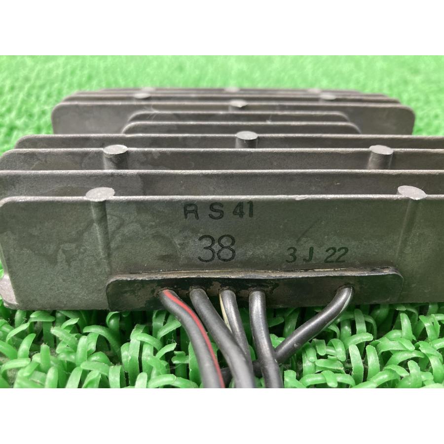 ボンネビルT100 レギュレター トライアンフ(TRIUMPH) 純正 RS41 38 スラクストンにも レギュレーター レクチファイア 【中古】 5 ボンネビルT100 レギュレター トライアンフ(TRIUMPH) 純正 中古 RS41