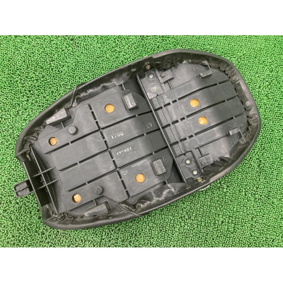 カワサキ ゼファー1100 シート 1667 純正 中古 バイク 部品 カワサキ ゼファー1100 シート 1667 純正 中古 バイク 部品