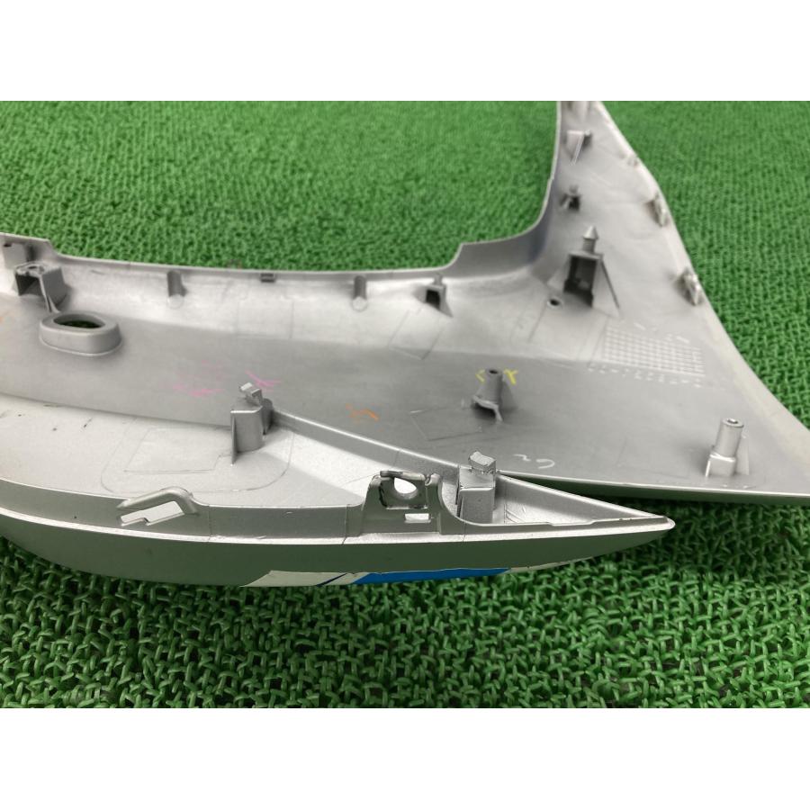 YZF-R3 サイドカウル 左 銀/青 1WD ヤマハ 純正 バイク 部品 RH07 コケキズ無し 品薄 希少品 車検 Genuine 【中古】 24 ヤマハ発動機 YZF-R3 サイドカウル 左 銀/青 1WD ヤマハ 純正 中古