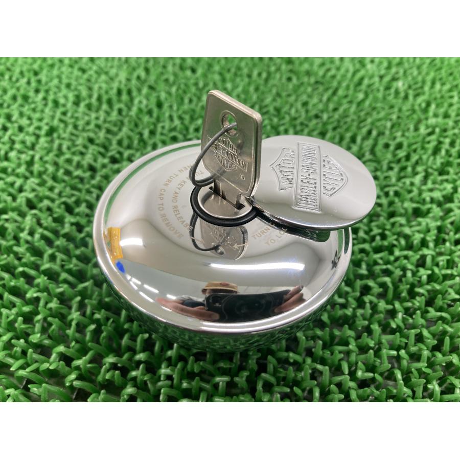 ハーレーダビッドソン純正タンクキャップ　鍵付き　61100119A FXBRS1870 タンクキャップ 61100119A ハーレー 純正 中古 バイク 部品