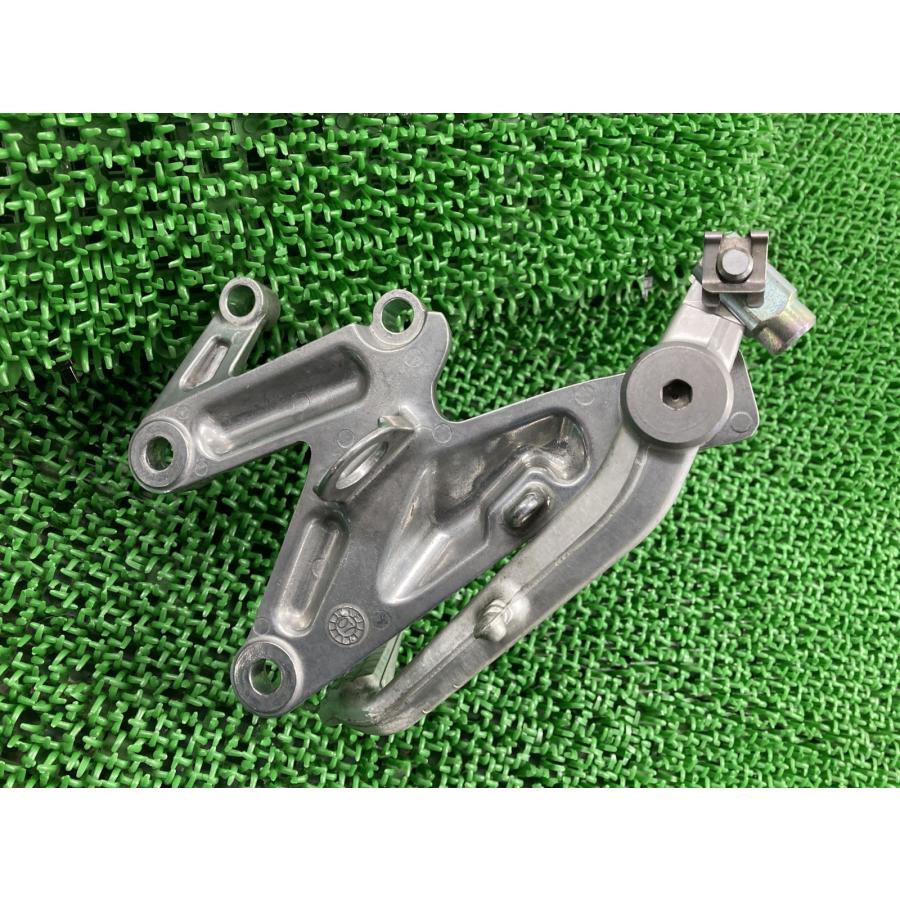 ストリートトリプルR ステップ 右 トライアンフ(TRIUMPH) 純正 中古 トライアンフ StreetTriple メインステップ 曲がり無し tQ TRIUMPH（トライアンフ） ストリートトリプルR ステップ 右 純正 中古