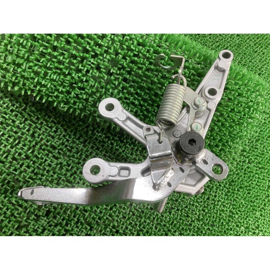 ヤマハ発動機 YZF-R25 ステップ 右 1WD ヤマハ 純正 中古 バイク 部品