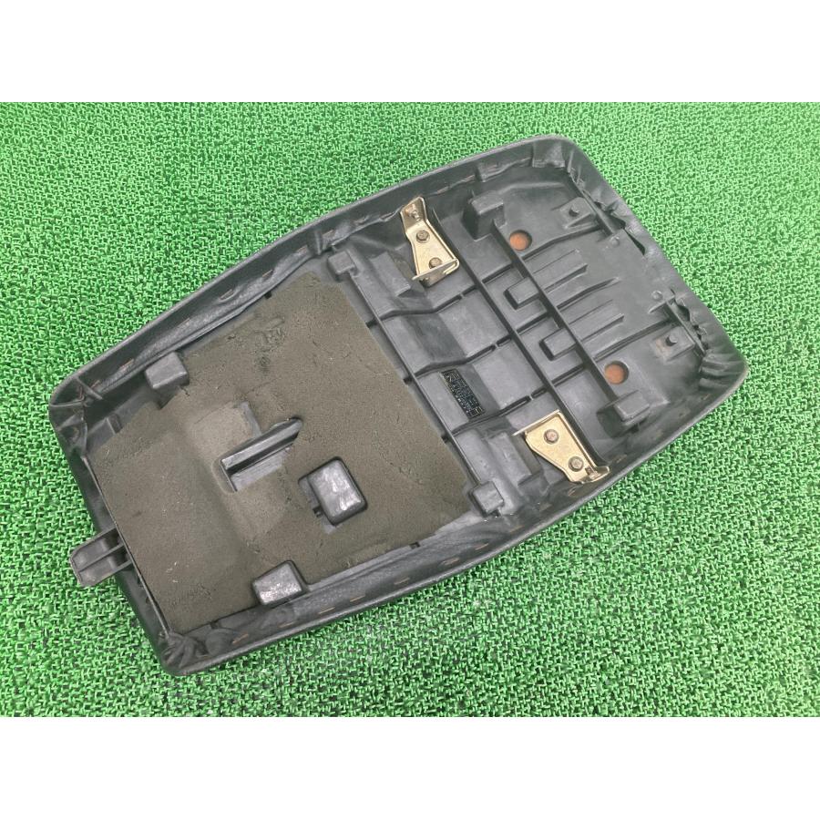 ゼファー750 シート カワサキ 純正 バイク 部品 ZR750C ZEPHYR750 修復素材や張替えベースに 品薄 希少品 車検 Genuine 【中古】 25 カワサキ（Kawasaki） ゼファー750 シート 純正 中古 バイク 部品