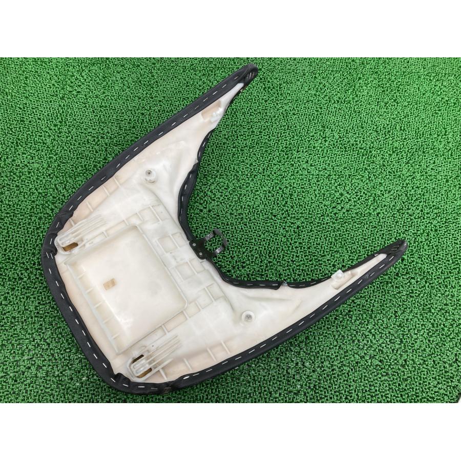 フォルツァZ タンデムシート ホンダ 純正 バイク 部品 MF08 リアシート 破れ無し 品薄 希少品 車検 Genuine 【中古】 15 ホンダ（HONDA） フォルツァ タンデムシート 純正 中古 バイク 部品