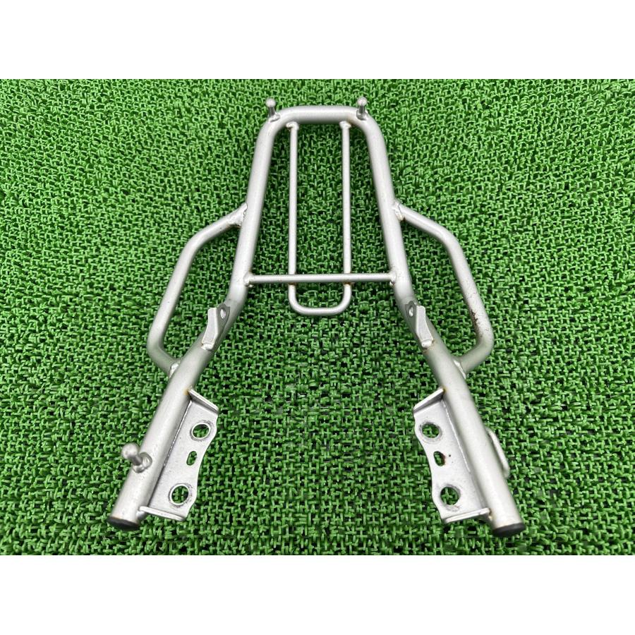 トリッカー リアキャリア 銀 ヤマハ 純正 中古 バイク 部品 DG10J DG16J DG32J ワイズギア グラブバー アシストグリップ付キャリア 33の画像