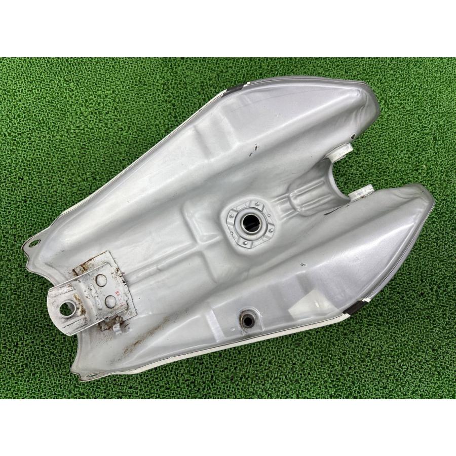 CBX550F タンク 白/銀 ホンダ 純正 中古 バイク 部品 PC04 ヨーロッパ