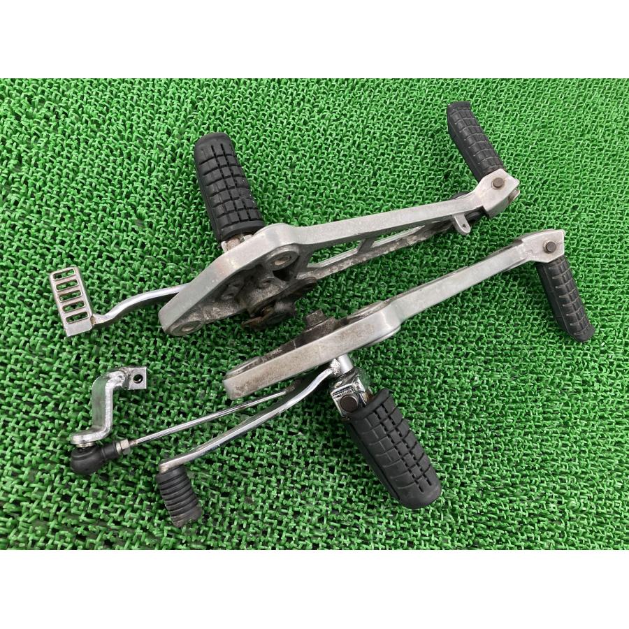 GB250クラブマン ステッププレート 左右 KL8 ホンダ 純正 バイク 部品 MC10 ブレーキペダル ステップペグ 品薄 希少品 【中古】 84 ホンダ（HONDA） GB250クラブマン ステップ 左右 KL8 純正 中古 バイク