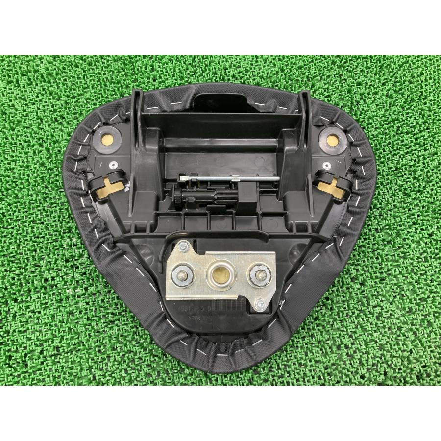 GSX1300Rハヤブサ タンデムシート 10L スズキ 純正 バイク 部品 EJ11A HAYABUSA リアシート 工具付き コンディション良好 【中古】 69 カワサキ（Kawasaki） GSX1300Rハヤブサ タンデムシート 10L 純正 中古