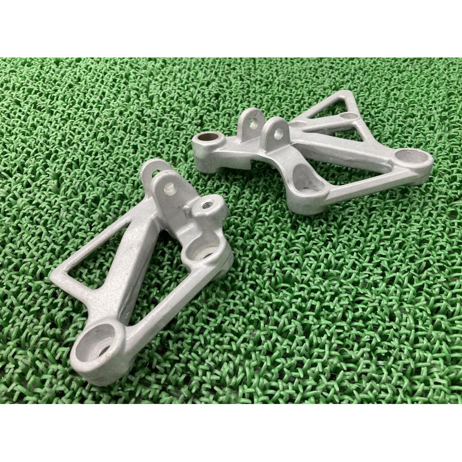 VFR400R ステップホルダー 左右 ML0 ホンダ 純正 バイク 部品 NC21 コンディション良好 品薄 希少品 車検 Genuine 【中古】 17 ホンダ（HONDA） VFR400R ステップホルダー 左右 ML0 純正 中古 バイク