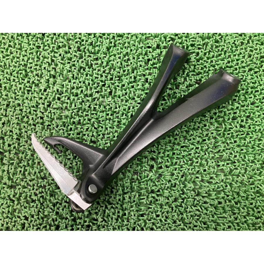 GSX-S1000F タンデムステップ 右 21713 スズキ 純正 バイク 部品 GT79A GT79B コンディション良好 品薄 希少品 【中古】 83 スズキ（SUZUKI） GSX-S1000F タンデムステップ 右 21713 純正 中古