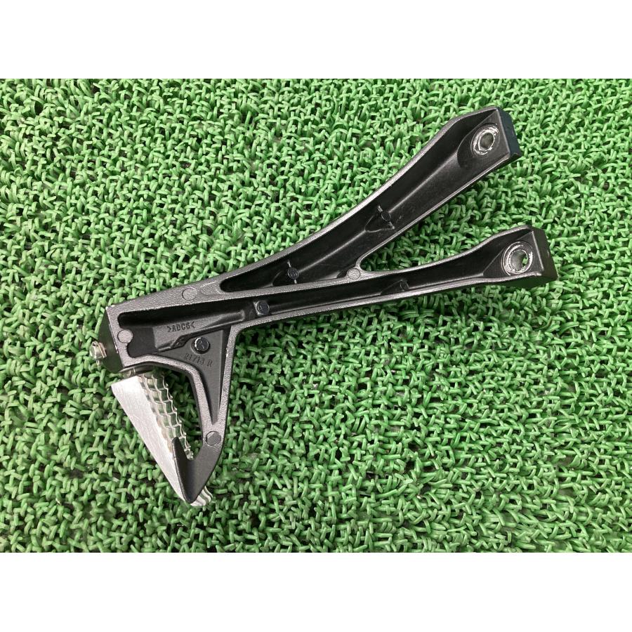 GSX-S1000F タンデムステップ 右 21713 スズキ 純正 バイク 部品 GT79A GT79B コンディション良好 品薄 希少品 【中古】 83 スズキ（SUZUKI） GSX-S1000F タンデムステップ 右 21713 純正 中古