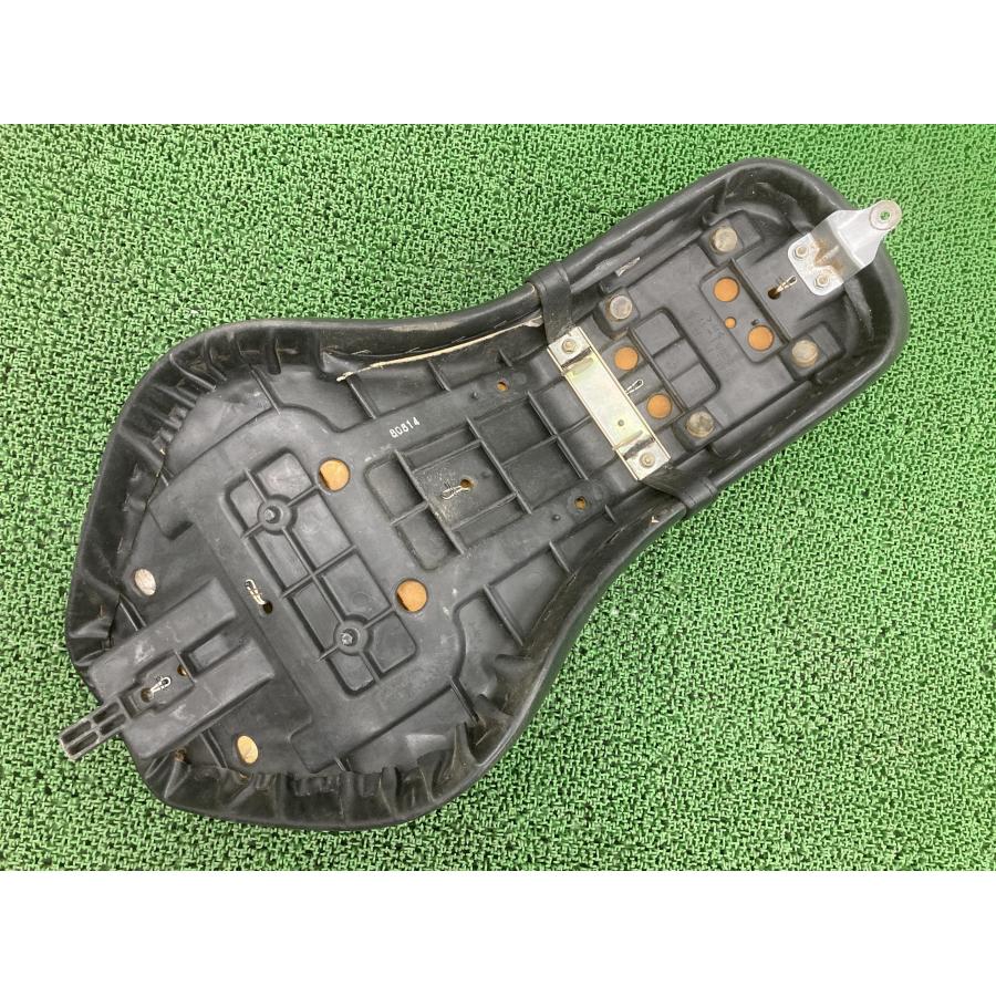 バルカン400 シート 53001-1778 カワサキ 純正 バイク 部品 VN400A シートバンド 破れ無し 品薄 希少品 車検 Genuine 【中古】 82 カワサキ（Kawasaki） バルカン400 シート 53001-1778 純正 中古