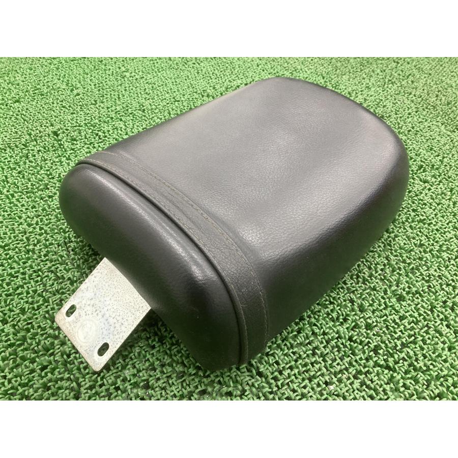 ST250 タンデムシート 26G スズキ 純正 バイク 部品 NJ4AA シートバンド 修復素材やカスタム素材に 品薄 希少品 【中古】 96 スズキ（SUZUKI） ST250 タンデムシート 26G 純正 中古 バイク 部品