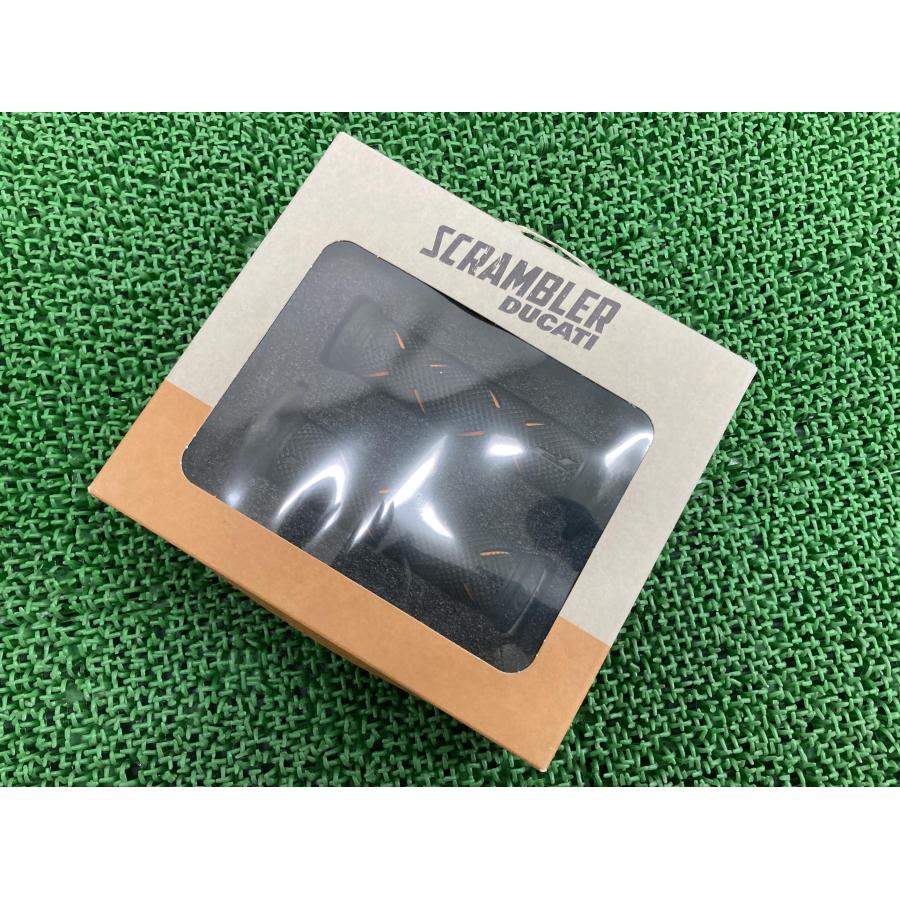 スクランブラー1100 ハンドルグリップ 黒/橙 ドゥカティ 純正 新品 バイク 部品 品番96280611AB DP プログリップ 717 PROGRIP 63 スクランブラー1100 ハンドルグリップ 黒/橙 在庫有 即納 ドゥカティ