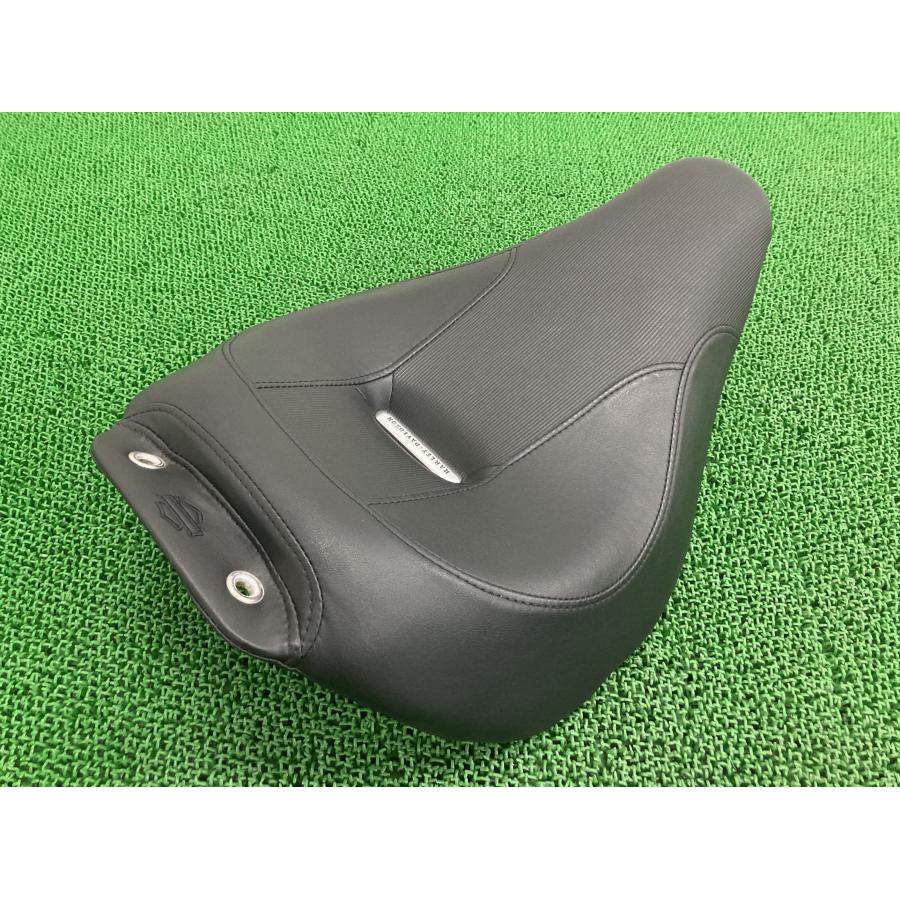 FXSB1580 フロントシート 52000097 ハーレー 純正 中古 バイク 部品 ソフテイル ブレイクアウト ノーマルメインシート コンディション良好 76 FXSB1580 フロントシート 52000097 ハーレー 純正 中古 バイク 部品