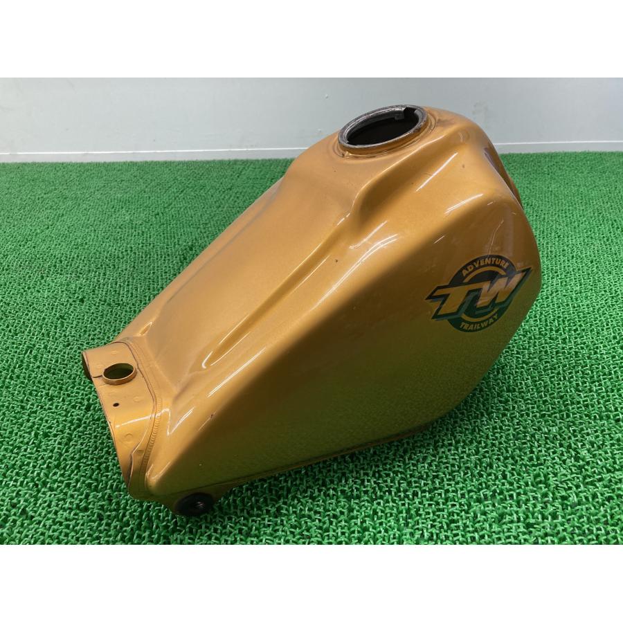 TW200 TW225 タンク 金 2JX ヤマハ 純正 バイク 部品 DG07J DG09J フューエルタンク コケキズ無し 品薄 車検 Genuine 【中古】 23 ヤマハ発動機 TW200 TW225 タンク 金 2JX ヤマハ 純正 中古 バイク