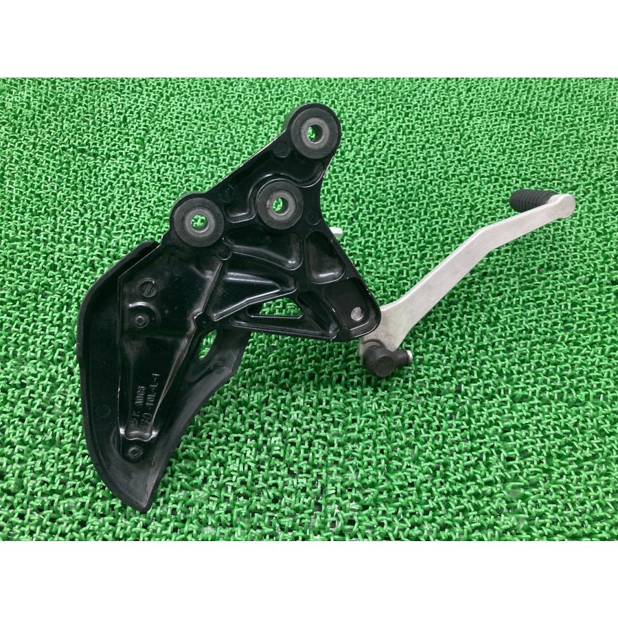 GSX1300Rハヤブサ ステップ 左右 10L スズキ 純正 バイク 部品 EJ11A ヒールガード ステップペグ シフトペダル 品薄 【中古】 15 スズキ（SUZUKI） GSX1300Rハヤブサ ステップ 左右 10L 純正 中古