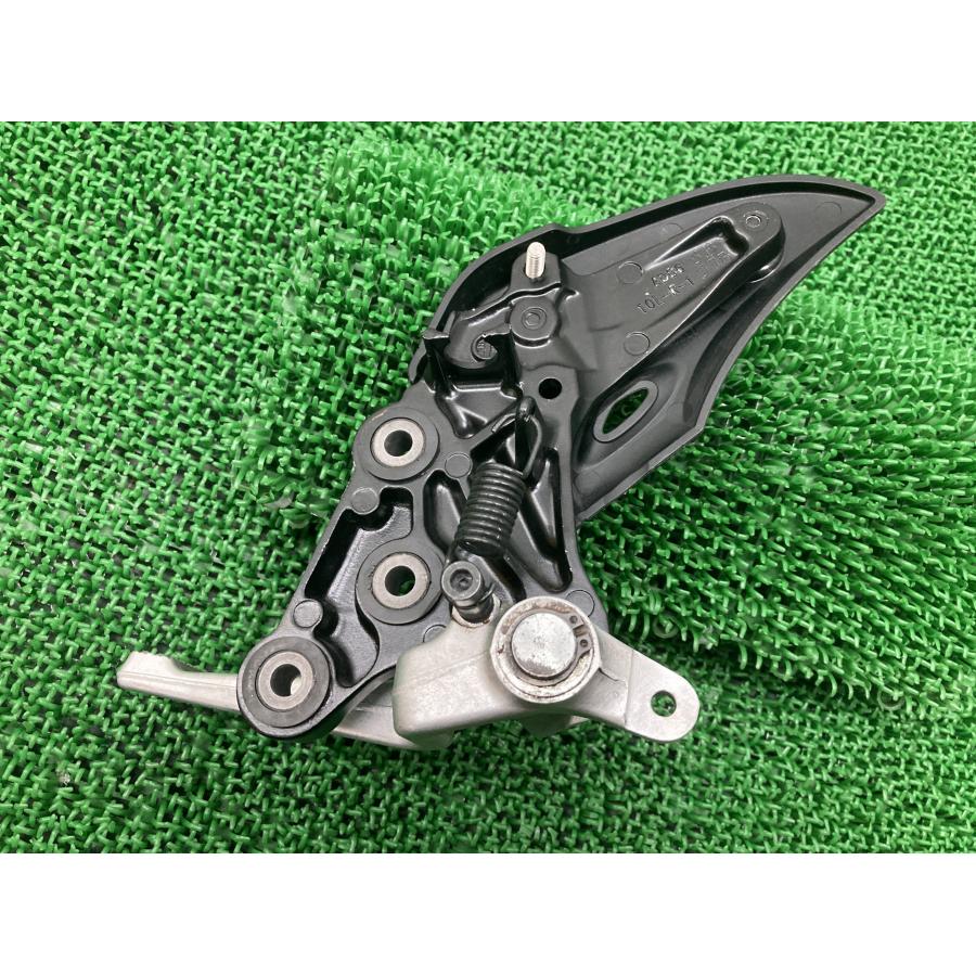 さき スズキ（SUZUKI） GSX1300Rハヤブサ ステップ 右 10L 純正 中古 バイク