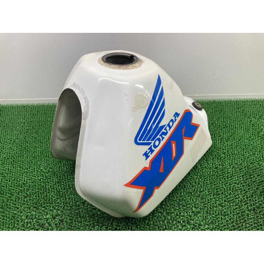 ホンダ（HONDA） XLR250R タンク 白 純正 中古 バイク 部品 MD22