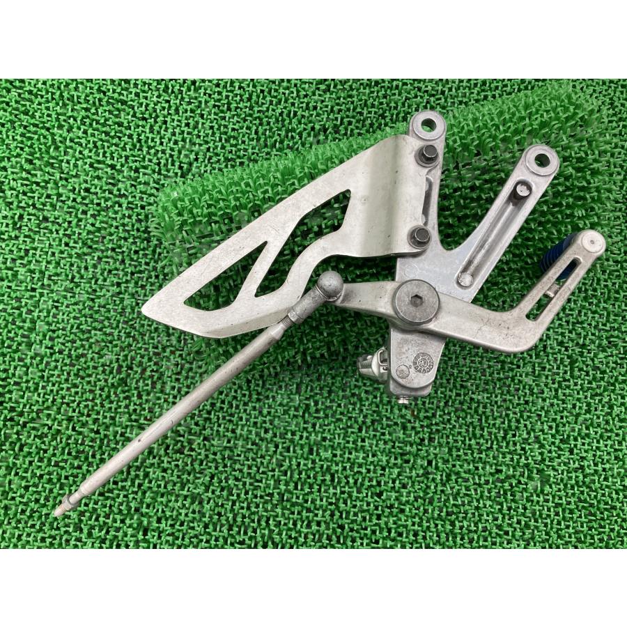 デイトナ675 ステップ 左 トライアンフ(TRIUMPH) 純正 中古 トライアンフ TRIUMPH ペグ ヒールガード ブレーキペダル 曲がり無し 24 デイトナ675 ステップ 左 トライアンフ(TRIUMPH) 純正 中古