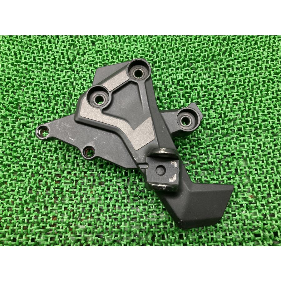パーツ N カワサキ（Kawasaki） H2SX SE ステップホルダー 右 1419 純正 中古