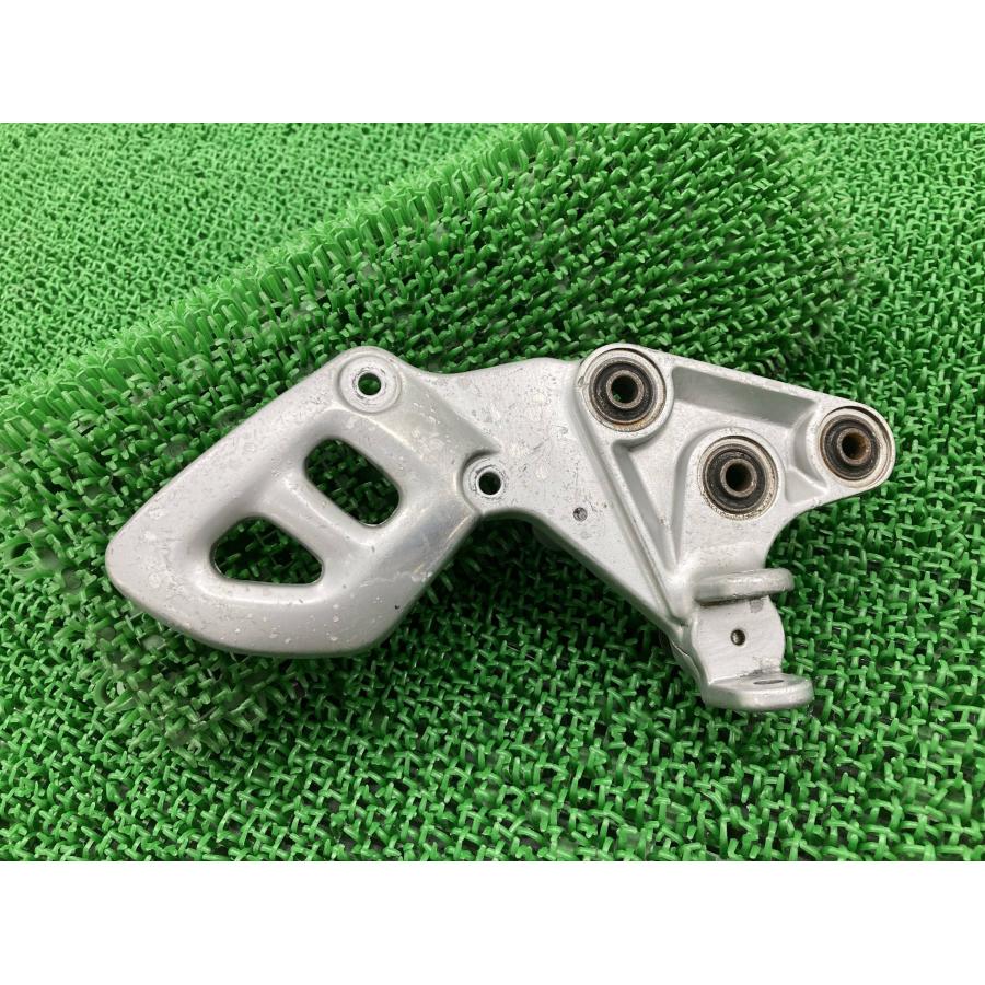 スズキ（SUZUKI） GSX1300Rハヤブサ ステップホルダー 右 24F 純正 