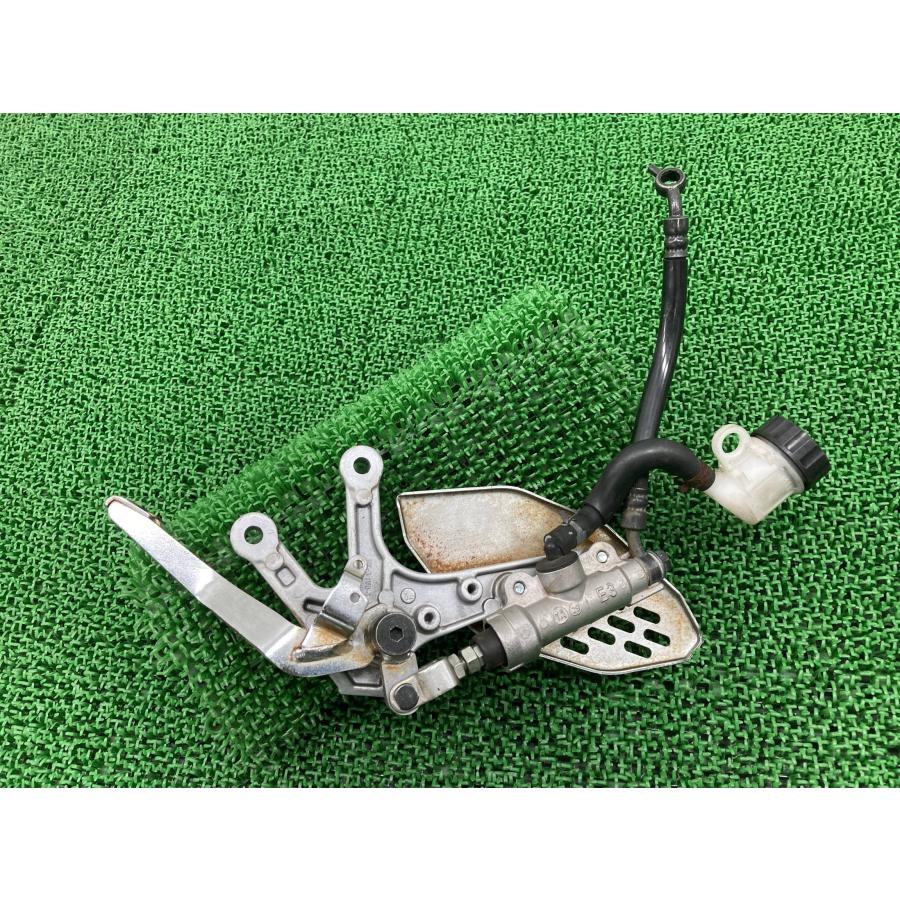 ヤマハ発動機 YZF-R25 ステップ 右 1WD ヤマハ 純正 中古 バイク 部品