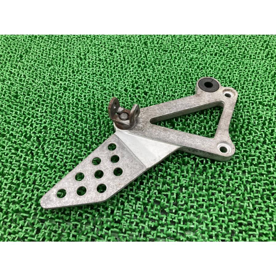 RGV250ガンマ ステップホルダー 左 12C スズキ 純正 中古 バイク 部品 VJ21A メインステップ ペイント素材に 曲がり無し 品薄 Wi スズキ（SUZUKI） RGV250ガンマ ステップホルダー 左 12C 純正 中古
