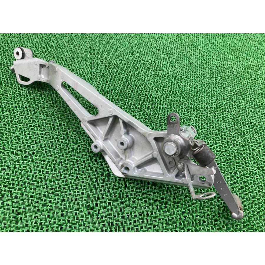 CB400SF ステッププレート 右 MCE ホンダ 純正 バイク 部品 NC39 NC42 曲がり無し ペグ ブレーキペダル 車検 Genuine 【中古】 1 ホンダ（HONDA） CB400SF ステッププレート 右 MCE 純正 中古 バイク