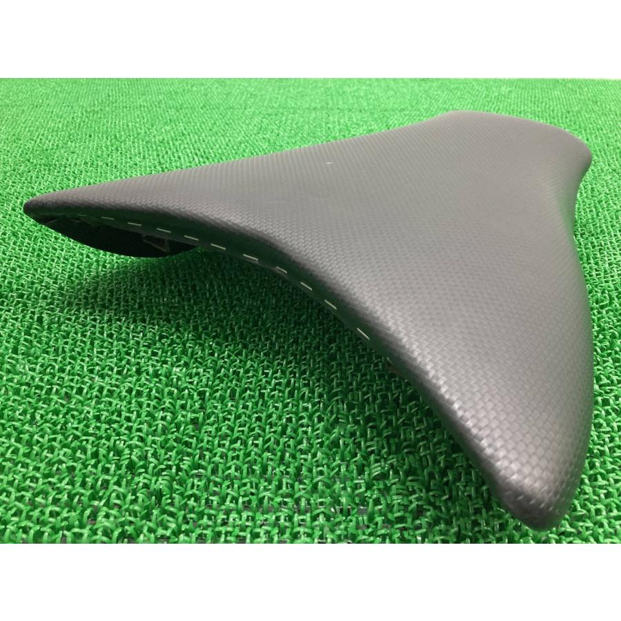 R1200S フロントシート 7 683 732  純正 中古 バイク 部品 7683732 メインシート 張替済 カーボン調 カスタム素材に nK BMW R1200S フロントシート 7 683 732 BMW 純正 中古 バイク 部品