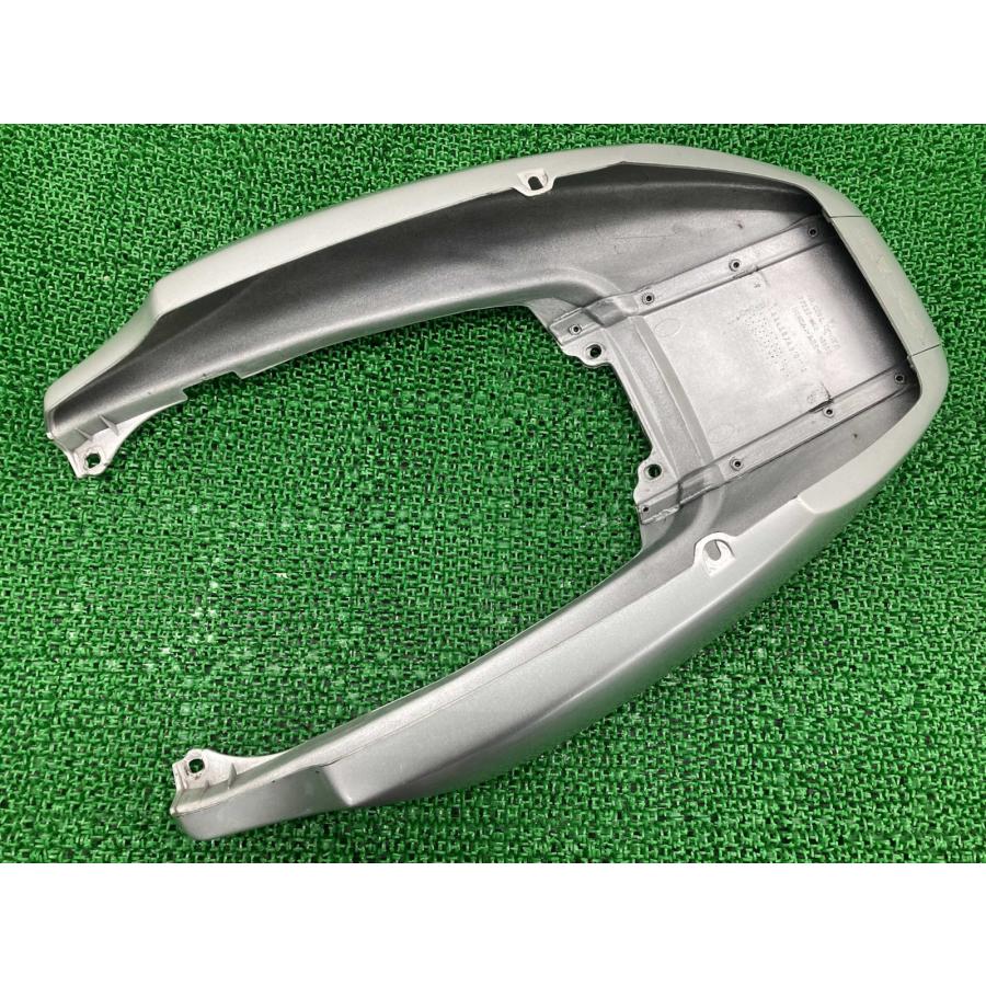 CB400SF テールカウル銀 MCEホンダ NC39前期シートカウル ホンダ（HONDA） CB400SF テールカウル 銀 MCE 純正 中古 バイク 部品
