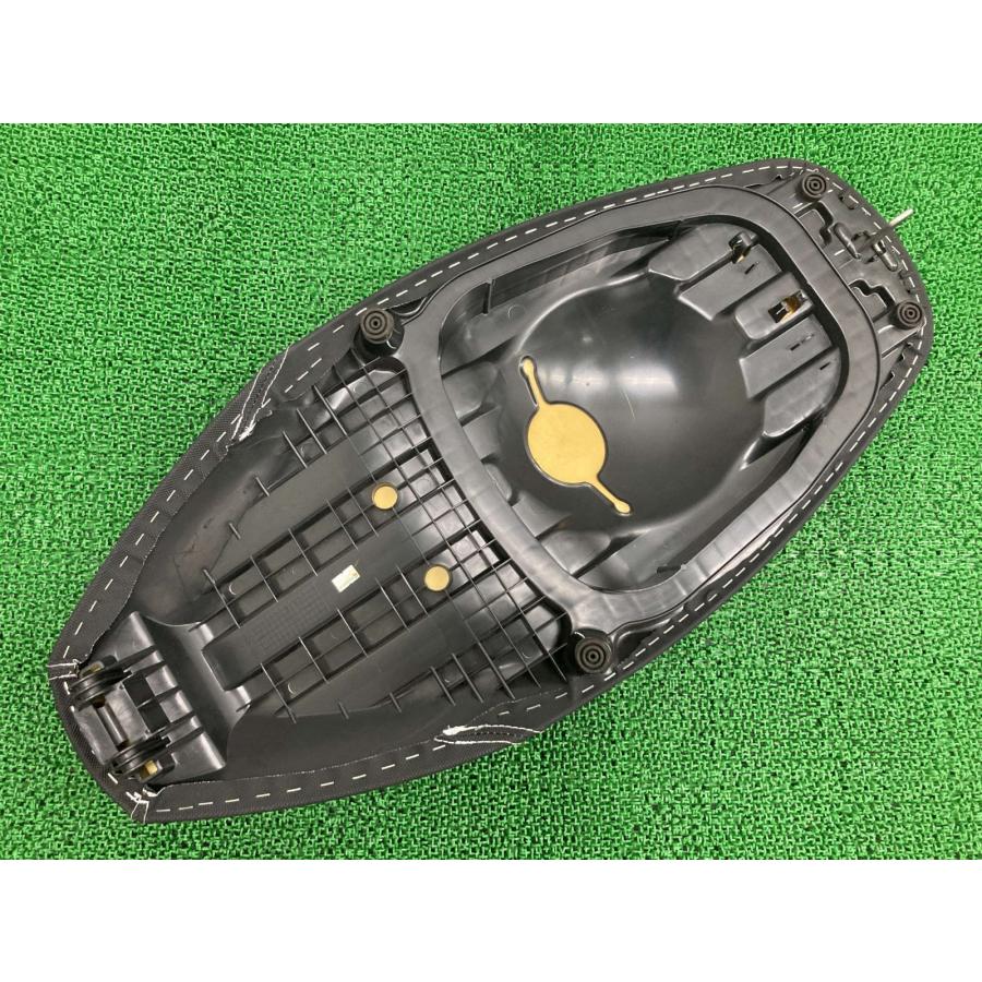 トリシティ125 シート 2CM ヤマハ 純正 中古 バイク 部品 SE82J ノーマルシート 白ステッチ コンディション良好 破れ無し 車検 Genuine gZ_2