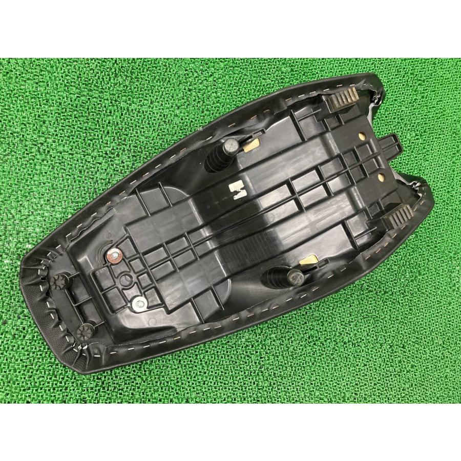 Vストローム250 シート 21K スズキ 純正 中古 バイク 部品 DS11A DS12E ノーマルシート 修復素材や張替えベースに 品薄 Gh スズキ（SUZUKI） Vストローム250 シート 21K 純正 中古 バイク 部品