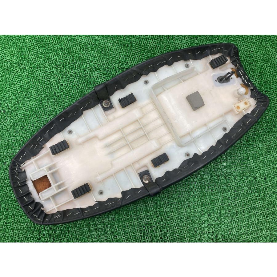 スズキ（SUZUKI） テンプター400 シート 07F 純正 中古 バイク 部品