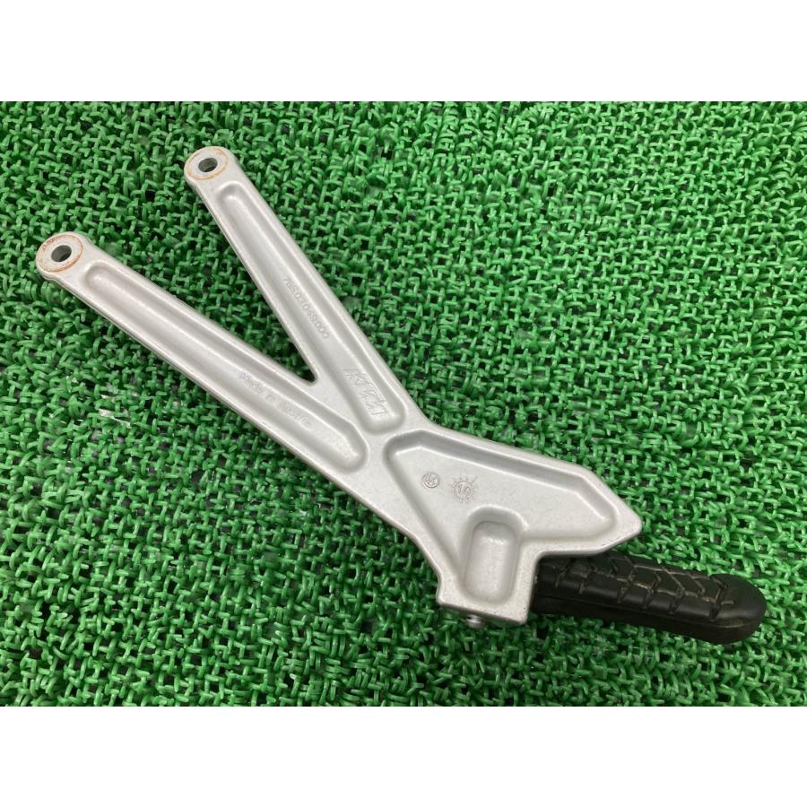 690SMC タンデムステップ 右 765.03.049.000 KTM 純正 中古 バイク 部品 ペグ 綺麗 良品 曲がり無し 車検 Genuine Qy KTM 690SMC タンデムステップ 右 765.03.049.000 KTM 純正 中古 バイク