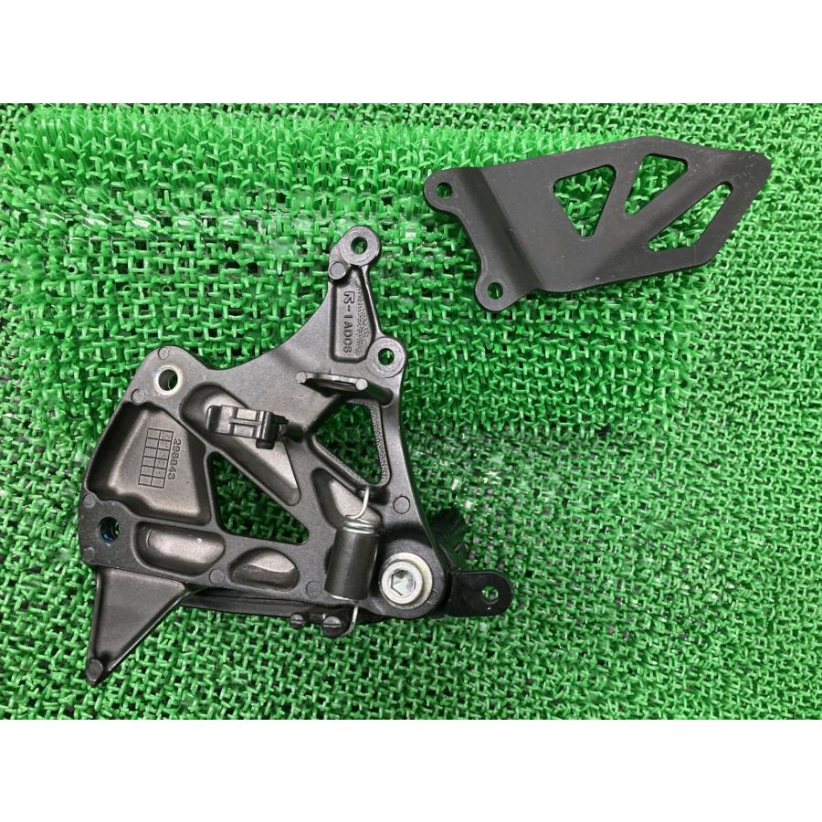 GSX-R1000R ステップ 右 298843 スズキ 純正 中古 バイク 部品 DM11G ペグ ヒールガード メインステップ ブレーキペダル Yz スズキ（SUZUKI） GSX-R1000R ステップ 右 298843 純正 中古 バイク