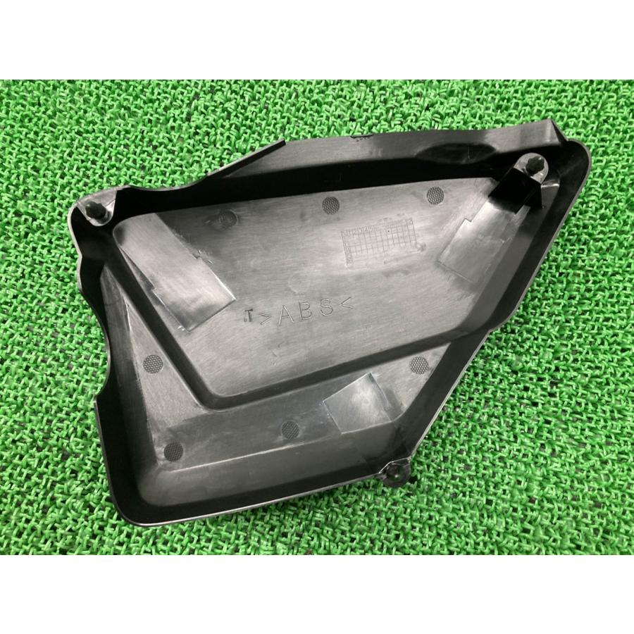 YB125SP サイドカバー 右 黒M ヤマハ 純正 中古 バイク 部品 コケキズ無し 割れ欠け無し 綺麗 良品 安心ノーマル 車検 Genuine We_2