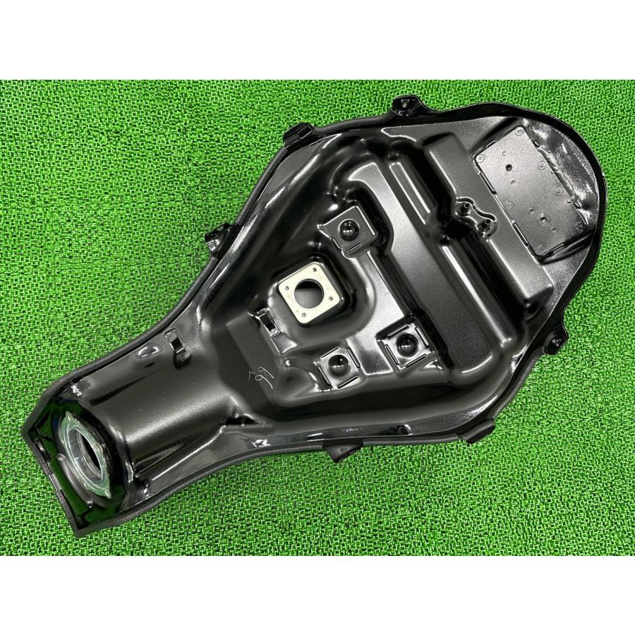 カワサキ（Kawasaki） H2SX SE タンク 黒M 純正 中古 バイク 部品