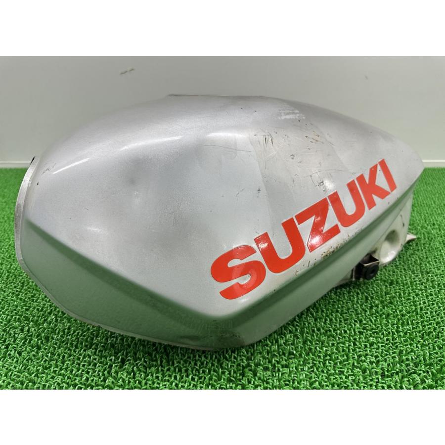 スズキ（SUZUKI） GSX400Sカタナ タンク 銀 純正 中古 バイク 部品