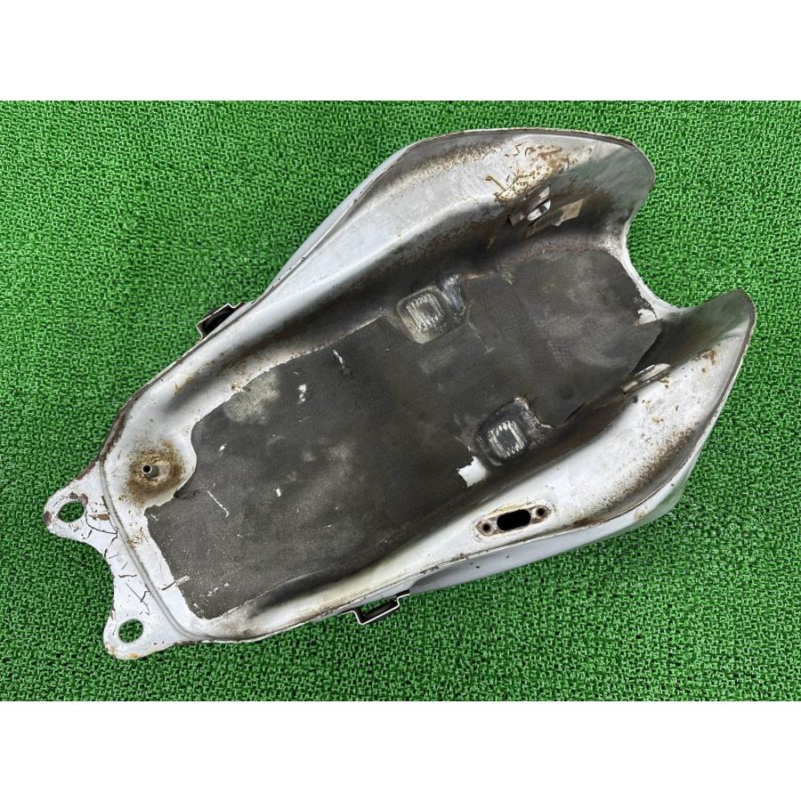 スズキ（SUZUKI） GSX400Sカタナ タンク 銀 純正 中古 バイク 部品