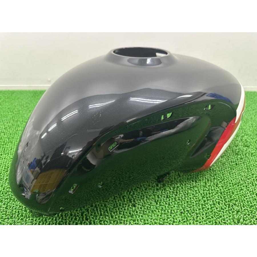 トライデント660 タンクカバー 黒/赤 2403506 トライアンフ(TRIUMPH) 純正 中古 Tk TRIUMPH（トライアンフ） トライデント660 タンクカバー 黒/赤 2403506